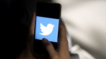 Twitterin logo puhelimen näytöllä.