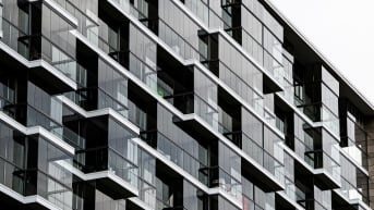 Kerrostalon lasitettuja parvekkeita.