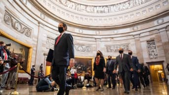 Virkarikossyytettä johtavat demokraatit ennen ensimmäisen käsittelynpäivän alkua senaatissa.