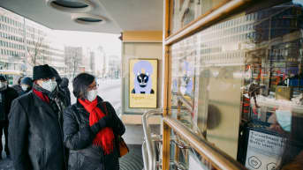 Birgitta Palmqvist ja Pontus Palmqvist olivat ensimmäisinä jonossa taidenäyttelyyn.