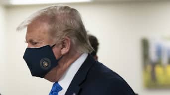 Donald Trump maski päällä