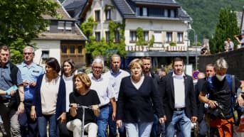 Saksan liittokansleri Angela Merkel (keskellä) vieraili sunnuntaina kovia kokeneessa Schuldin kunnassa.