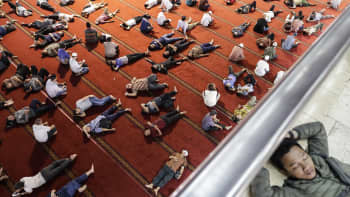 Indonesian muslimeja makoilee Istiqlalin moskeijassa Ramadania viettäen.