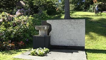 Alvar Aallon hauta Hietaniemen hautausmaan Taiteilijakukkulalla Helsingissä.
