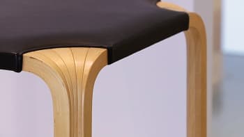 Yksityiskohta Alvar Aallon suunnittelmasta tuolista.