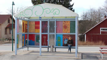 Nuoret ovat taiteilleet bussipysäkkiin väriä Uuraisten keskustassa.