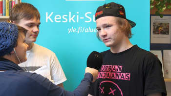 Joni ja Tarmo-Petteri kertoivat biisien synnystä Heli Kasken haastattelussa.