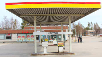 Uuraisten huoltoasema on vielä Shellin väreissä.