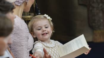 Prinsessa Estelle ja kruununprinsessa Victoria kirkossa Leonoren kastetilaisuudessa.