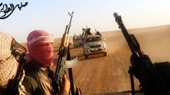 Kuva Isisin 8. kesäkuuta 2014 lataamaasta propagandavideosta, jossa ISIS-taistelijat ajavat autoillaan lähellä Tikritiä. 