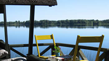 Kaksi keltaista tuolia järven rannalla.