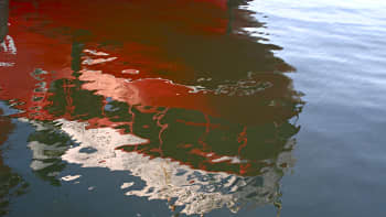 Heijastus vedessä, josta näkyy majakkalaiva Relandersgrund.