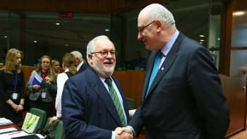 Irlannin komissaariehdokas Phil Hogan (oik.) EU:n ympäristöministereiden kokouksessa Brysselissä.