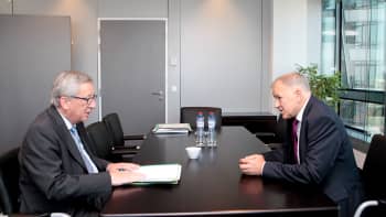 EU:n komission puheenjohtaja Jean-Claude Juncker ja Liettuan komissaariehdokas Vytenis Andriukaitis keskustelemassa.