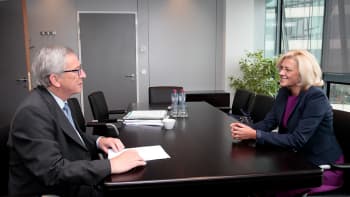 EU:n komission puheenjohtaja Jean-Claude Juncker (vas.) ja Romanian komissaariehdokas Corina Creţu keskustelemassa Brysselissä syyskuussa 2014.