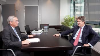 EU:n komission puheenjohtaja Jean-Claude Juncker ja Iso-Britannian komissaariehdokas Jonathan Hill keskustelemassa Brysselissä.