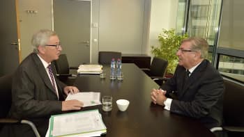 EU:n komission puheenjohtaja Jean-Claude Juncker ja Maltan komissaariehdokas Karmenu Vella keskustelemassa Brysselissä