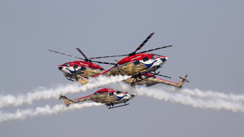 Intian ilmavoimien Sarang-helikopterijoukkue esittelee taitojaan harjoituksissa Intia ilmavoimien päivää varten New Delhissä. 