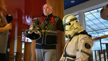 Star Wars faneja elokuvateatterin aulassa.