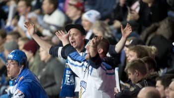 Suomen fanit levittelevät käsiänsä.