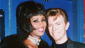 Valokuvamalli Iman ja rock-muusikko David Bowie Lontoon Wembley Arenalla maailman aids-päivänä järjestetyssä konsertissa 2. joulukuuta1993.