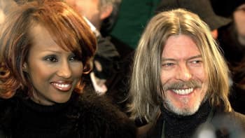 David Bowie vaimonsa Imanin kanssa Hannibal-elokuva kutsuvierasensi-illassa New Yorkissa 2001.
