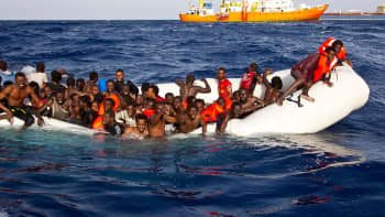 kymmeniä pakolaisia uppoavassa pelastusveneessä