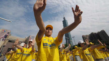Taiwaninlaiset Falun Gongin jäsenet osoittavat mieltään meditoimalla Taipeissa.