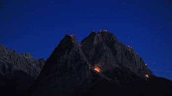 Keskikesän kokkoja poltettiin Saksassa Waxensteinin vuorilla lähellä Garmisch-Partenkircheniä.