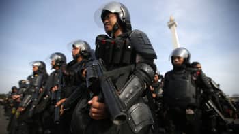Indonesian kansallisen poliisin BRIMOB-yksikkö valmistautuu alueellisiin vaaleihin Jakartassa 2. marraskuuta. 