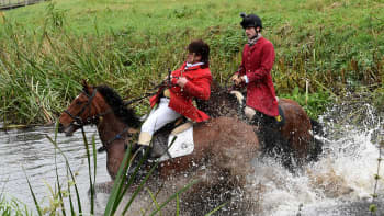 Saksalaiset metsästäjät ylittävät jokea hevosillaan.