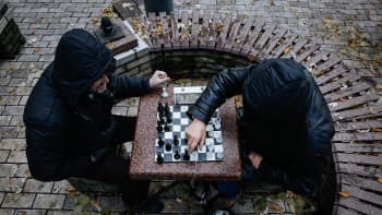 Ukrainalaiset miehet pelaavat shakkia Kievin keskustassa.