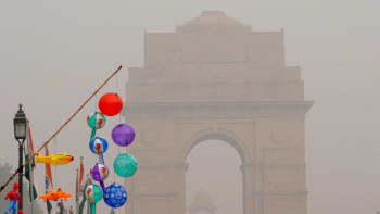Puhallettavia leluja myynnissä savusumuun peittyvän India Gate -muistomerkin lähellä New Delhissä, Intiassa