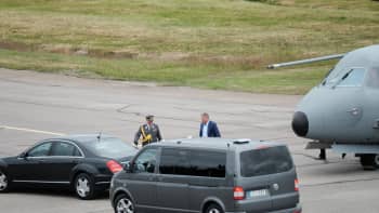 Sauli Niinistö saapuu lentokentälle.