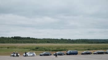 Presidenttejä kuljettava poliisisaattue Savonlinnan lentokentällä.