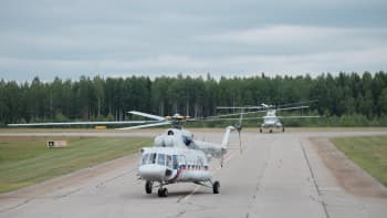 Putin saapuu lentokentälle helikopterilla.