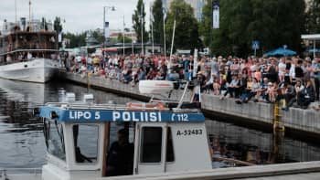 Ihmisiä kerääntyneenä Savonlinnan satamaan.