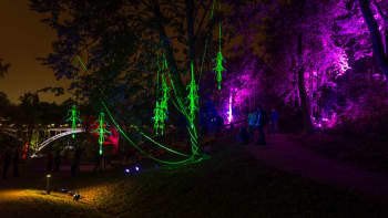 Tourujoen puisto Mataran kansalaistoiminnankeskuksen vieressä avattiin juhlallisesti ja värikkäässti Valo Virtaa –tapahtumassa perjantaina.