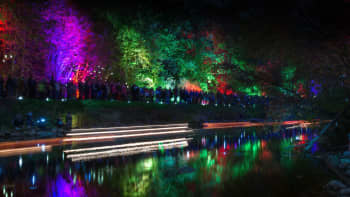 Sadat valoteokset lipuivat pitkin Tourujokea Valo virtaa -illassa perjantaina.