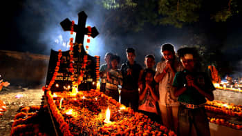 Intian kristittyjä sytyttämässä pyhäinpäivän kynttilöitä Bhopalissa 2. marraskuuta.