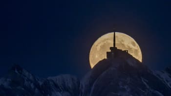 Kuu nousee Säntis-vuorenhuipun takaa Sveitsissä 3. marraskuuta.