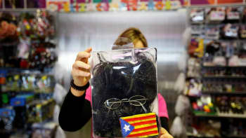 Alicantessa myyjä esitteli naamiaisasua, jolla voi pukea itsensä Katalonian aluejohtaja Carles Puigdemontiksi.