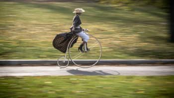Historialliseen asuun pukeutunut nainen ajoi vuosittaisessa pyöräkisassa penny-farthing -polkupyörällä Prahassa, Tšekissä 4. marraskuuta.