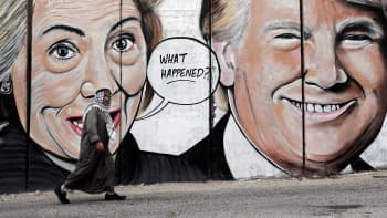 Graffiti Hillary Clintonista ja Donald Trumpista spreijattuna Länsirannan muuriin Israelissa.