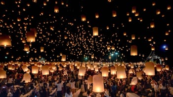 Paperilyhtyjä lähetettiin taivaalle valofestivaaleilla Chiang Maissa, Thaimaassa 3. marraskuuta. Tapahtumalla kunnioitetaan Buddhaa.