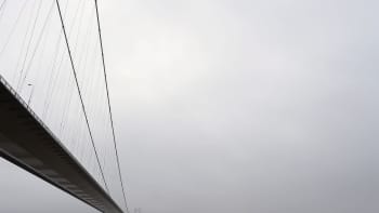 Englannissa sijaitseva Humber-silta kuvattuna pilveen osin peittyneenä 22. joulukuuta. 