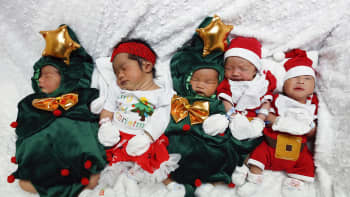 Vastasyntyneitä vauvoja puettuina jouluisen teeman mukaisesti Bangkokilaisessa sairaalassa.