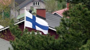 Suomen lippu liehuu 