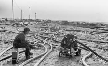 Palomies letkujen keskellä Kokkolan satama-alueella toukokuussa 1973.