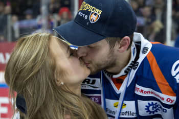 Jukka Peltola sai onnittelupusun.